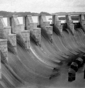 Le déversoir, écluse de Gatun, canal de Panama