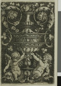 Ornement avec vase et deux génies au pied