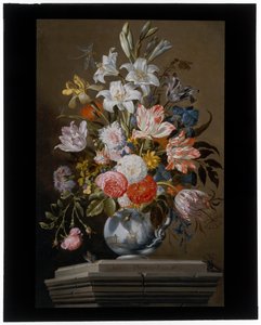 Nature morte avec tulipes, œillets et autres fleurs dans un vase en porcelaine sur un piédestal