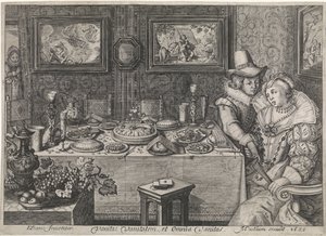 Jeune couple assis à une table richement garnie