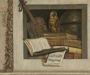Nature morte avec livres, partitions, violon, globe céleste et chouette