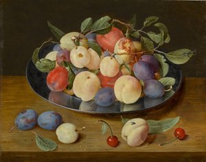 Nature morte de prunes et de pêches sur une assiette en étain, avec des prunes, une pêche et des cerises, le tout sur une table