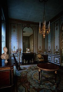 Le Cabinet Intérieur de la Reine décoré de panneaux blancs et dorés par Jacques Verberckt