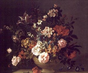 Roses, tulipes et autres fleurs dans une urne sur un rebord