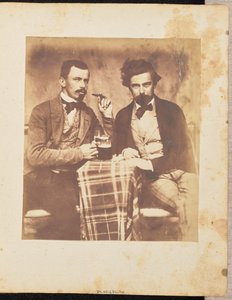 [Portrait de deux hommes attablés]