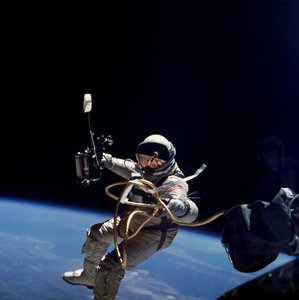 Ed White effectue la première sortie spatiale américaine, 1965