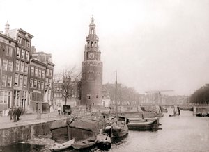 Péniches sur le canal devant la Montelbaanstoren, Amsterdam, 1898