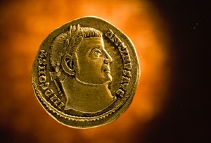 Une pièce de monnaie romaine montre un portrait de profil de Constantin le Grand. - James L Stanfield
