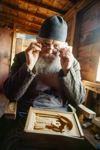 Un maître sculpteur et prêtre orthodoxe pose avec son œuvre. Mont Athos, Grèce