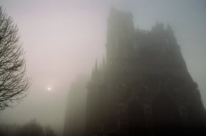Vue dans la brume matinale de Notre-Dame à Amiens. CATHÉDRALE NOTRE-DAME, AMIENS,... - James L Stanfield