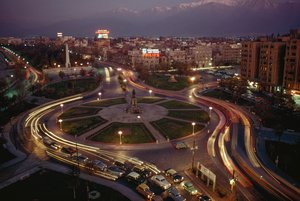 Voiture, lumières de la ville illuminent la Plaza Baquedano. Santiago, Chili