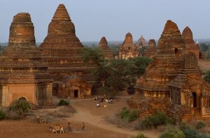 Pagodes Man Aung avec des fermiers, Myanmar