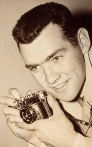 Photographe du Milwaukee Post James L. Stanfield. Milwaukee, Wisconsin. Il tient...