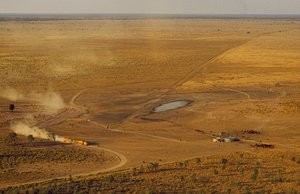 Un train routier transportant du bétail traverse un plateau désertique. Australie-Occidentale, Australie - James L Stanfield