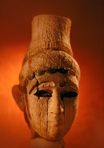 Ce portrait sculpté ougaritique mais le genre et la classe restent inconnus. Damas, Syrie