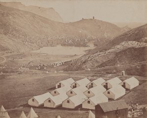 Campement avec le port de Balaclava au loin - James Robertson