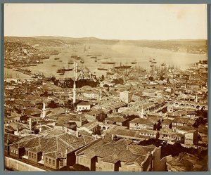 « Le Bosphore » [Istanbul. Panorama de la ville - vue en direction du détroit du Bosphore] - James Robertson