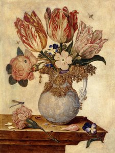 Tulipes, myosotis, pivoines et autres fleurs dans un vase sur un rebord