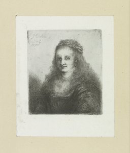 Femme avec un collier de perles dans les cheveux