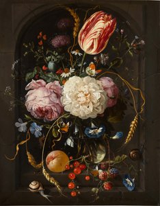 Nature morte de fleurs dans un vase en verre avec insectes et fruits dans une niche en pierre