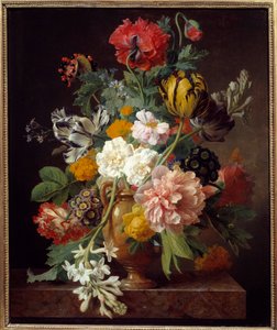 Vase de fleurs avec tubéreuse cassée
