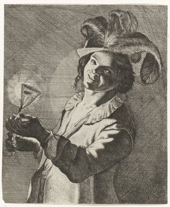 Garçon riant avec un verre à la main