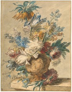 Bouquet de fleurs de printemps dans un vase en terre cuite