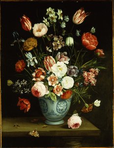 Fleurs dans un vase en porcelaine bleu et blanc, avec des papillons et autres insectes sur un rebord