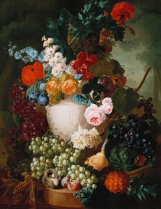 Roses, coquelicots et autres fleurs dans un vase sculpté avec des fruits, une souris et un nid d