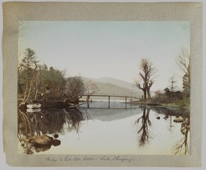 Pont et hôtel au bord du lac, lac Chuzenji, Nikko, Japon (photo noir et blanc colorisée à la main)