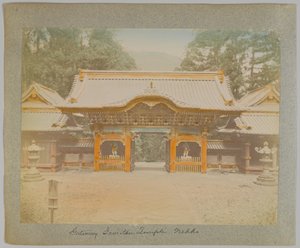 Porte du temple Jemitsu, Nikko, Japon (photo noir et blanc colorisée à la main)