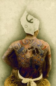 Homme avec tatouage traditionnel japonais Irezumi, c.1880 (photo albuminée colorée à la main) - Japanese Photographer