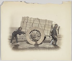 Hommes tirant une charrette
