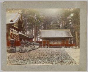 Entrepôts à Tōshō-gū, Nikko, Japon (photo noir et blanc colorisée à la main)