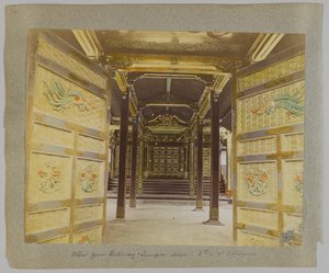 Vue depuis la porte du temple du 6e ou 7e shogun, parc de Shiba, Tokyo, Japon
