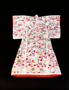 Un furisode en damas de soie blanche pochoiré de feuilles de bambou et de fleurs de prunier
