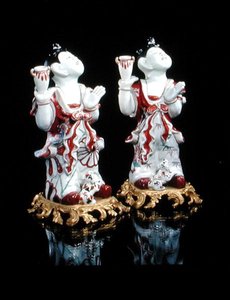 Paire de figurines Imari de garçons chinois (karako) montées sur des bases en ormeau européen, c.1700