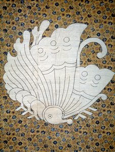 Couvre-lit Futonji calicot à motif floral, armoiries familiales représentant un papillon, soie grège et filée, masque teint en réserve avec de l