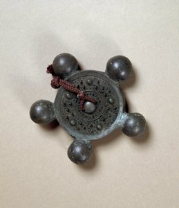 Miroir en bronze avec cinq petits globes, période Kofun - Japanese School