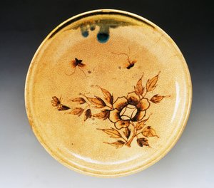 Plateau en grès émaillé décoré de deux papillons et de pivoines, fin XVIIIe siècle-début XIXe siècle, manufacture de Seto - Japanese School