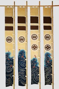 Quatre bannières (nobori) avec des motifs représentant des pluviers dans les vagues, des armoiries familiales, des bambous, des fleurs dans des cercles, coton, teint en réserve avec de l