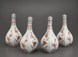 Quatre bouteilles carrées avec couvercles - Japanese School