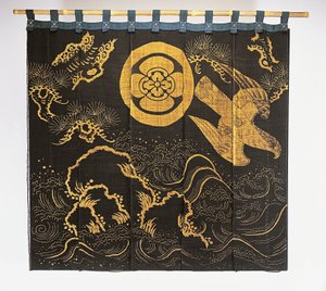 Faucon en vol, pin et vagues, armoiries familiales, papaye stylisée, détail d