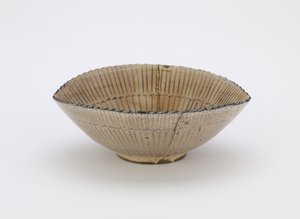 Bol de service individuel en forme de chapeau de carex, période Edo - Japanese School