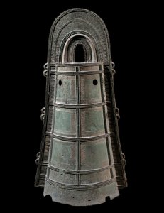 Art japonais : Dotaku (cloche en bronze). Hauteur 0,8 m Civilisation Yayoi (300 avant J.-C.-300 après J.-C.) Paris, Musée Guimet, Musée national des Arts Asiatiques - Japanese School