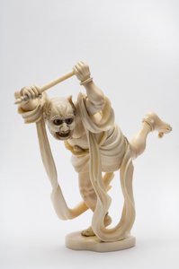 Okimino en forme de démon tenant un bâton