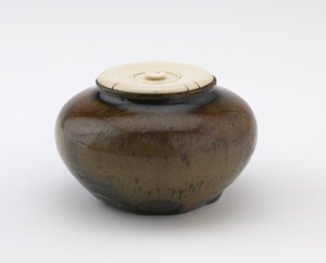 Petit pot utilisé comme boîte à thé, préfecture de Gifu, période Muromachi ou Momoyama - Japanese School