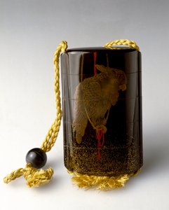 Petite boîte laquée décorant un perroquet utilisée par les Japonais comme sac attaché à la ceinture ou aux manches du kimono. Fin du 18e siècle Collection privée