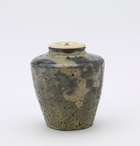 Pot à thé à côtés facettés, type katatsuki, préfecture de Kumamoto, période Edo - Japanese School
