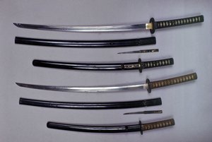 En haut : un katana, épée japonaise et son fourreau, wakizashi, épée courte japonaise dans son fourreau, petit poignard Kokatawa rangé dans le même fourreau. tous trois sont du 18e siècle. les inférieurs sont du 17e siècle - Japanese School